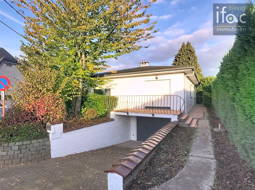 Leuke bungalow te koop met 4 slaapkamers, 2 badkamers en ruime kelder/garage in Duisburg.<br />
Op het gelijkvloers vindt u een ruime inkomhal (11 m²)
