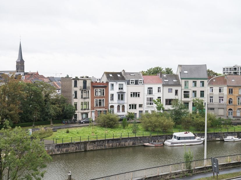 Een bezoekmoment aanvragen kan via onze website: https://vicusvastgoed.be/nl/te-huur .<br />
Ga naar het respectievelijke pand en klik op ‘bezoek aanv
