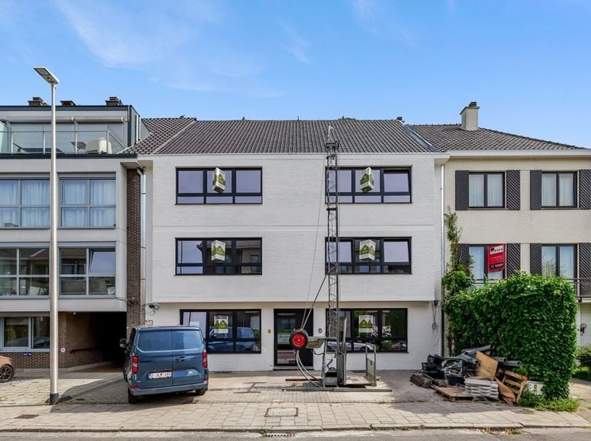 Bent u op zoek naar een instapklaar appartement zonder zorgen? Dan is dit volledig gerenoveerd appartement, gelegen in de Abtenstraat 16 te Sint-Truid