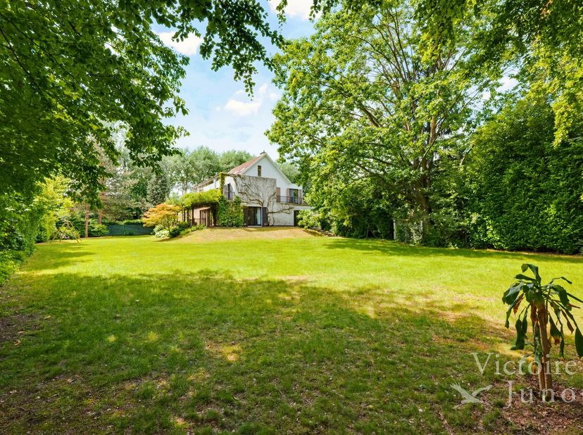 Victoire-Junot vous propose cette charmante villa de 5 chambres d'environ 543m² brut avec un grand terrain. Idéalement située, à proximité du centre c