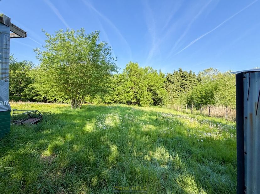 HALFOPEN BEBOUWING met RENOVATIEPOTENTIEEL, gelegen op een UITERST RUIM PERCEEL van ca. 1.365 m² te Ronse. Deze eigendom biedt de IDEALE OPPORTUNITEIT