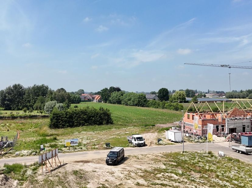 Langs de Hovaerestraat (rechts naast huisnummer 70) in Koekelare realiseren ze deze nieuwe verkaveling waar lot 16 te koop is. Je woont er op een boog