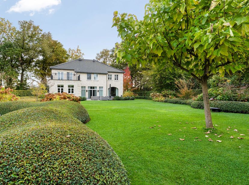 Deze exclusieve villa biedt een unieke combinatie van elegantie en hedendaags comfort. De prachtig aangelegde en omheinde tuin maakt het helemaal comp