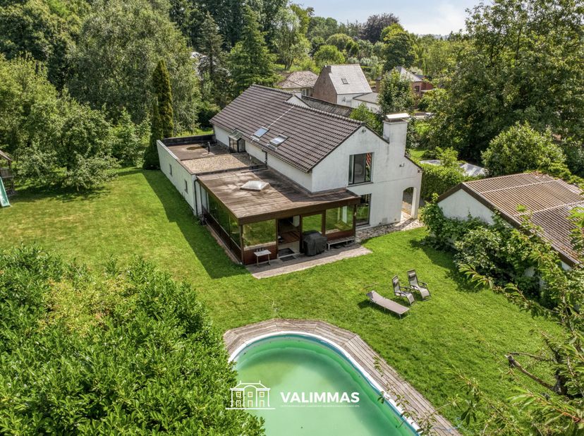 VALIMMAS verkoopt deze zeer ruime alleenstaande woning, met prachtige en ideaal georiënteerde tuin, op ± 38 are... <br />
<br />
Het gelijkvloers best
