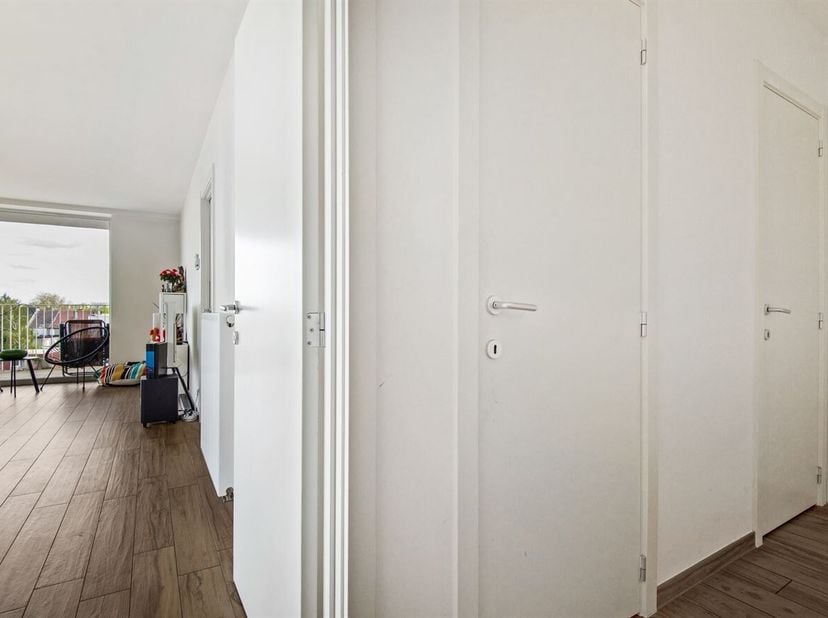 Ligging: Dit recent appartement bevindt zich in een aangename en rustige omgeving met een vlotte verbinding naar Antwerpen en omliggende gemeenten. Wi