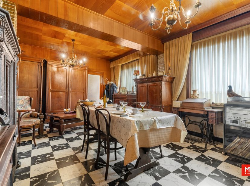 Op een afgelegen locatie te Geluwe maar toch vlakbij A19 Ieper-Kortrijk en verschillende winkels treffen we deze te renoveren woning. In onderstaande