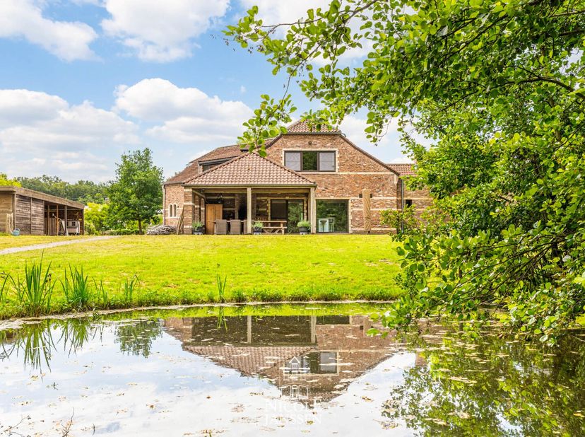 Deze authentieke villa straalt warmte en karakter uit. Afgewerkt met duurzame materialen en behoud van originele elementen, biedt deze villa een uniek