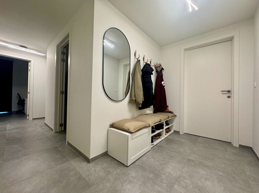 Modern en instapklaar<br />
Dit modern appartement in Maasmechelen beschikt over een inkomhal, een open keuken met leefruimte en een ruim terras, perf