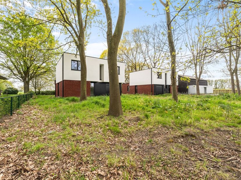 Bâtiment moderne ouvert sur un grand terrain à Wichelen<br />
Dans la charmante ville de Wichelen, vous trouverez ce développement moderne ouvert sur