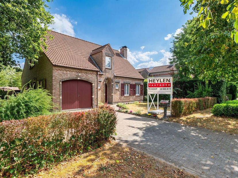Te renoveren mooie open bebouwing op prachtig perceel<br />
Ligging: Gelegen in een rustige en aangename woonomgeving in Brasschaat geniet deze woning