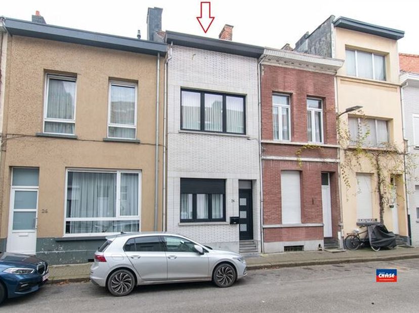 BORGERHOUT | MAISON FAMILIALE RÉNOVÉE AVEC QUATRE CHAMBRES À COUCHER | EPC 255 |<br />
Rez-de-chaussée : hall d'entrée - salon - salle à manger - cuis