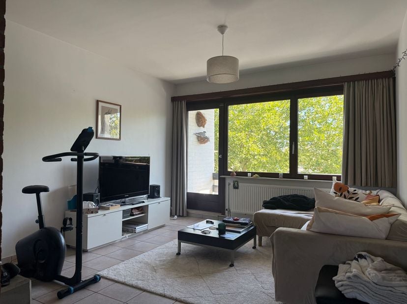 Ruim appartement met 2 slaapkamers en 2 terrassen<br />
<br />
Op de tweede verdieping van een verzorgd gebouw bevindt zich dit aangename appartemen
