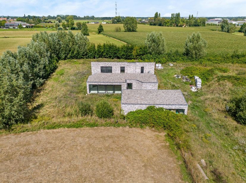 Rust, ruimte en potentieel<br />
In het groene hart van Reet, een deelgemeente van Rumst, vind je dit uitzonderlijke eigendom van ca. 1,7 hectare. Omg