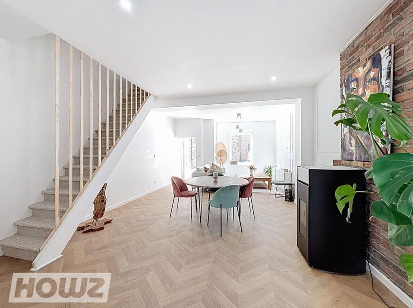 Située à Leers-Nord, cette superbe maison rénovée avec goût allie confort moderne, luminosité et finitions de qualité. Un bien rare à découvrir sans t