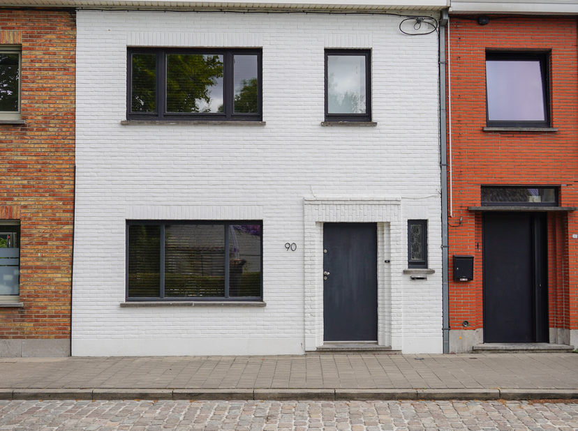 Ontdek deze charmante woning aan de Sint-Jansdreef 90 in Brugge. Deze instapklare en kindvriendelijke gezinswoning beschikt over drie slaapkamers en e