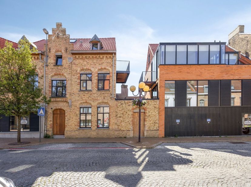 In het hartje van Nieuwpoort-stad, vinden we op de gelijkvloerse verdieping een ruim, lichtrijk hoekappartement met 2 volwaardige slaapkamers. Het app