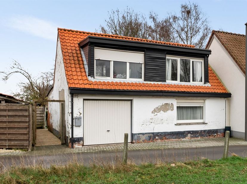 Op te frissen starterswoning met 3 slaapkamers en inpandige garage op een perceel van 225m²  (cfr kadastrale legger)<br />
Deze woning is mooi en land