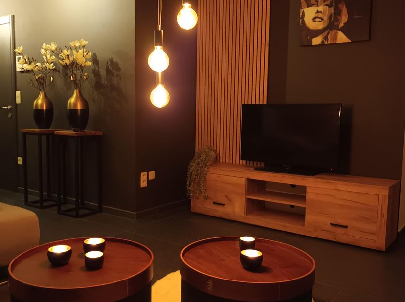 Mooi penthouse appartement te huur. Rustig gelegen in een zijstraat van de Kerkstraat op 400m van het strand. Het appartement heeft twee slaapkamers,