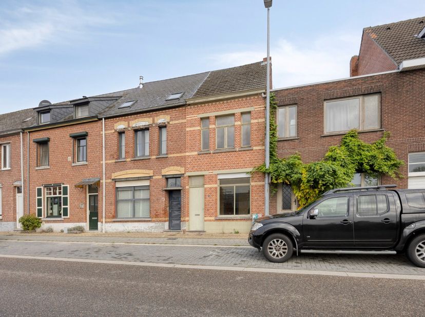 Deze woning is gunstig gelegen op wandelafstand van het centrum van Mol met o.a. het station, het Rondplein, de winkelstraten, horecazaken en het ziek