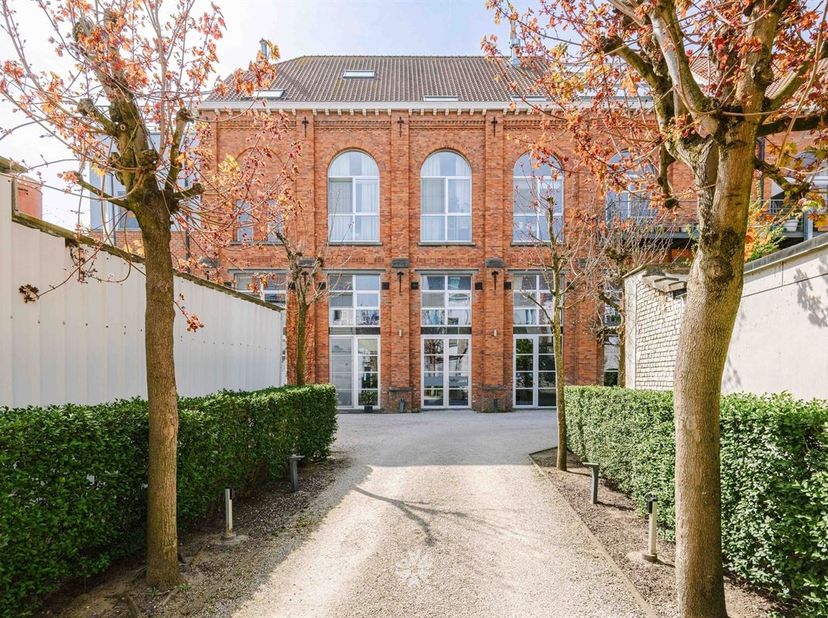 GENT/LEDEBERG - Uniek industrieel loftappartement te koop in een karaktervol voormalig fabrieksgebouw, voorzien van een royaal terras<br />
<br />
G