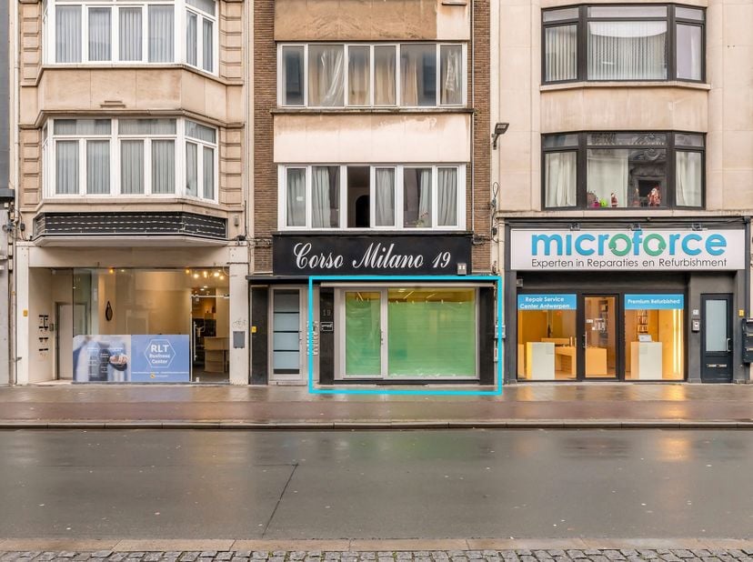 Dit volledig opgefriste commercieel gelijkvloers van ca. 135 m² bevindt zich op een uitstekende locatie in de Quellinstraat, aan de zijde met bijzonde