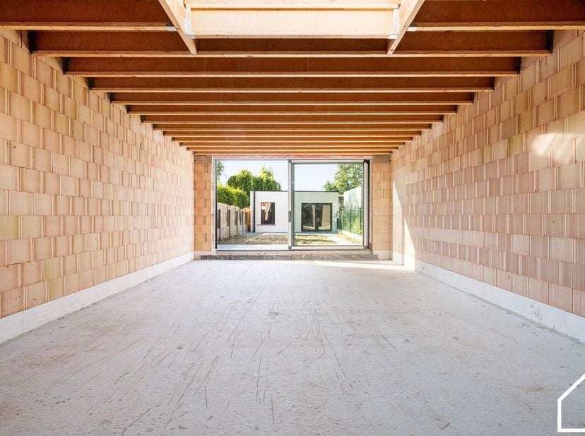 Deze ruime casco nieuwbouwwoning in een rustige wijk te Wervik biedt tal van mogelijkheden aan wie graag zijn eigen insteek heeft in de eindafwerking.