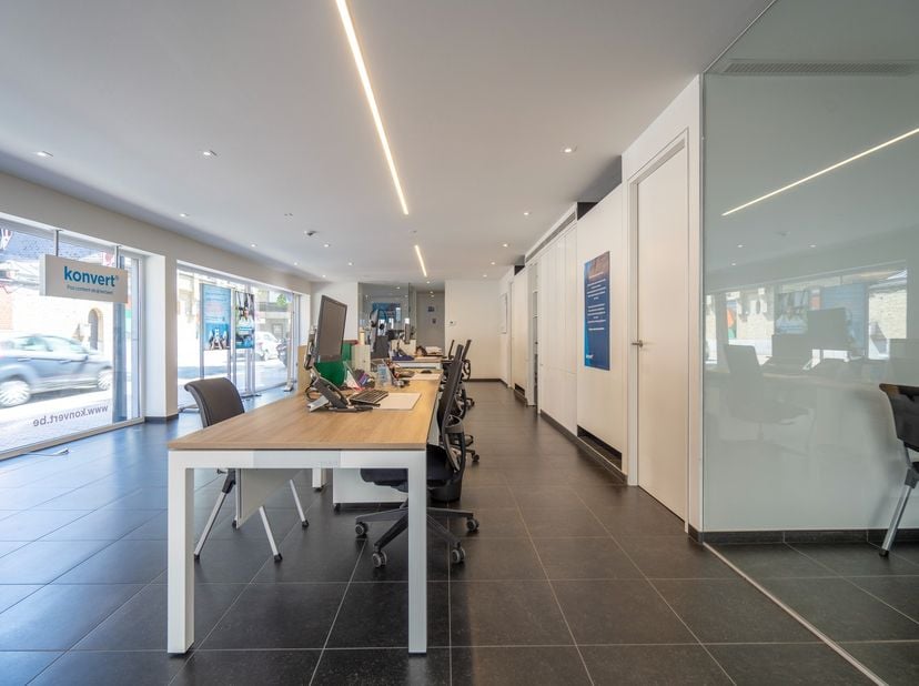 Deze verzorgde en onmiddellijk bruikbare kantoorruimte van 158 m² bevindt zich op een uitstekende ligging in het centrum van Izegem. Ideaal voor zelfs