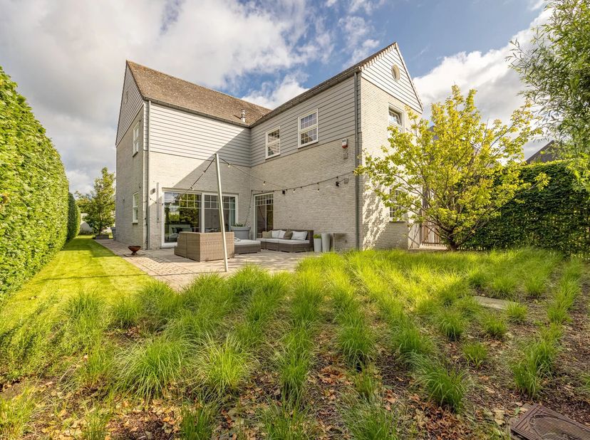 Achter deze mooie beuken haag schuilt een parel van een luxe woning gebouwd en ingericht met oog voor stijl en comfort.<br />
Deze Long Island stijl v
