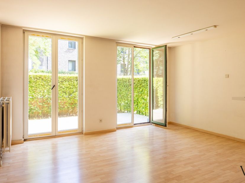 de gegeerde Residentie Keizershof, een rustige en groene parkresidentie net binnen de Leuvense stadsring, bevindt zich deze aangename studio met een u