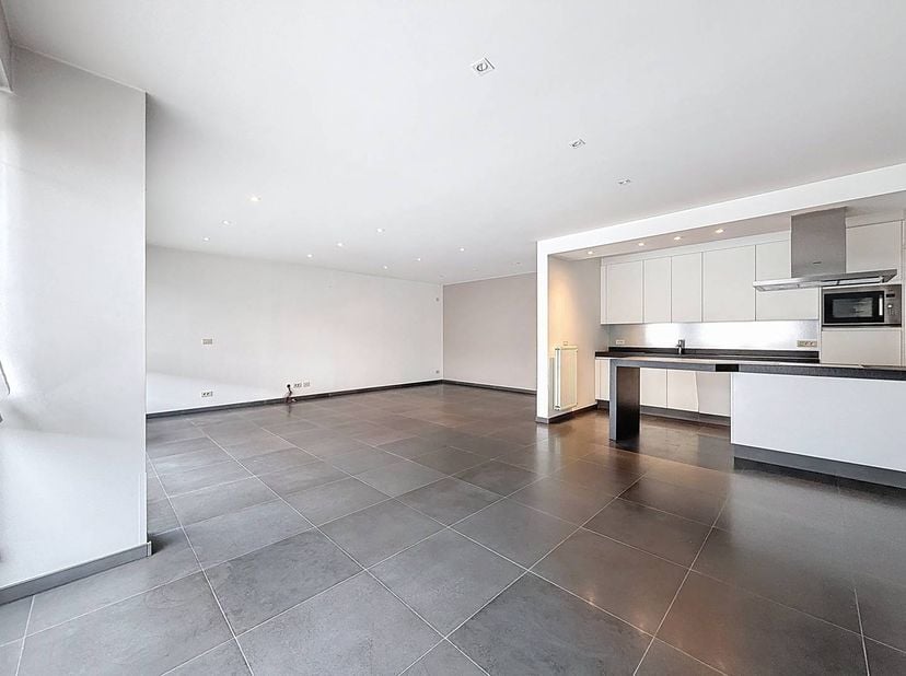 Dit prachtig appartement is gelegen nabij het centrum van Deerlijk doch in een rustige straat.  Het appartement bestaat uit een enorm ruime leefruimte