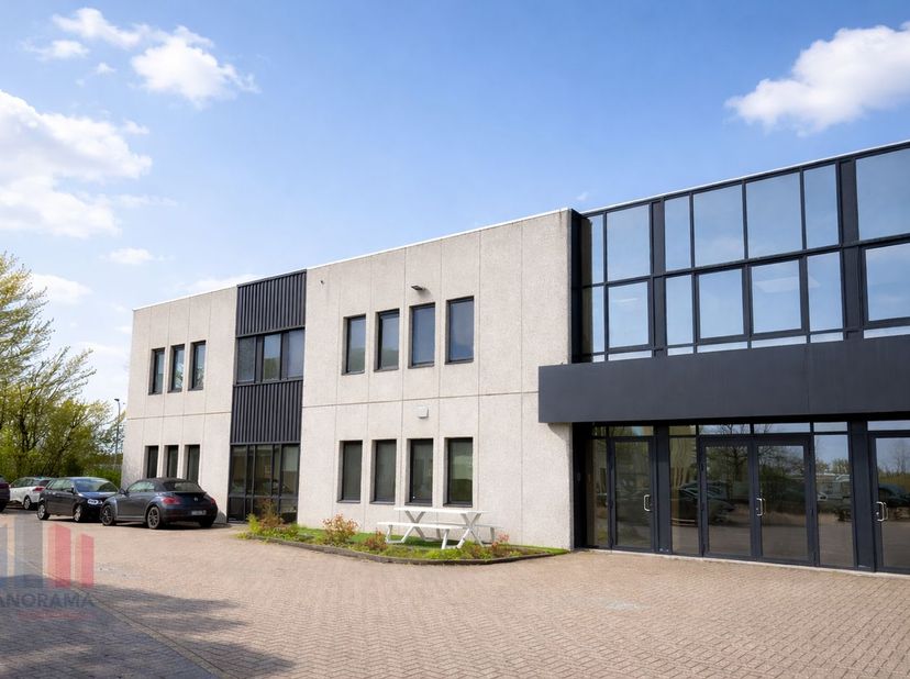 Espace de bureaux de 239 m² à louer dans le Sphere Business Park à Zellik, idéalement situé en périphérie de Bruxelles. Grâce à son emplacement le lon