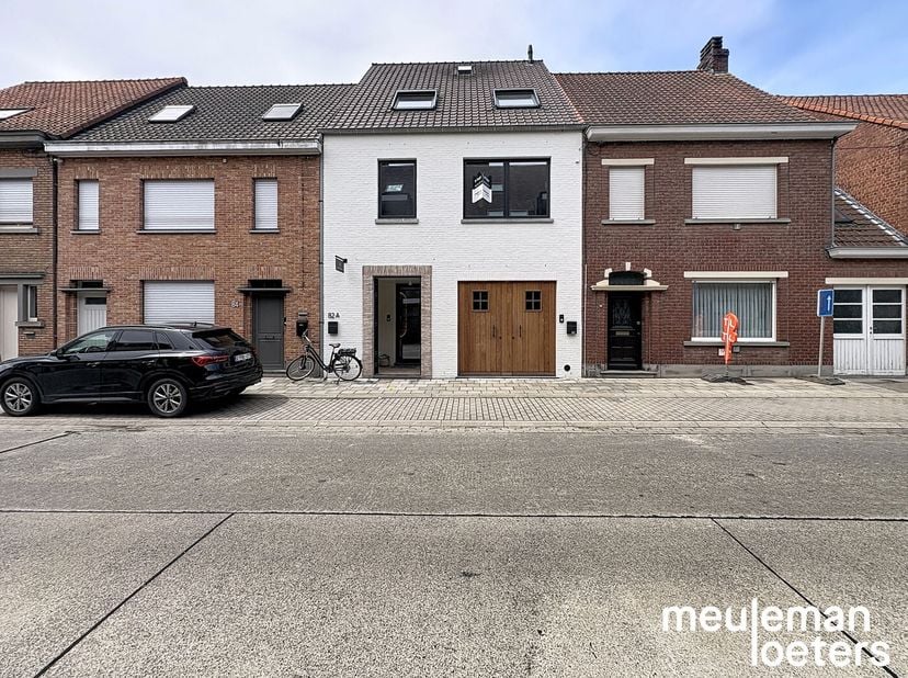 Dit charmante appartement in Oostkamp biedt een perfecte combinatie van comfort en functionaliteit. De lichte en luchtige woonkamer vormt het hart van