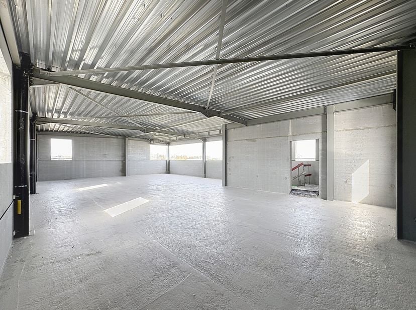 AFWERKING:<br />
MAGAZIJN (glv.):<br />
-&amp;nbsp;Stalen constructie:&amp;nbsp;gezandstraald, behandeld met lasprimer en voorzien van all meta coating<br />
