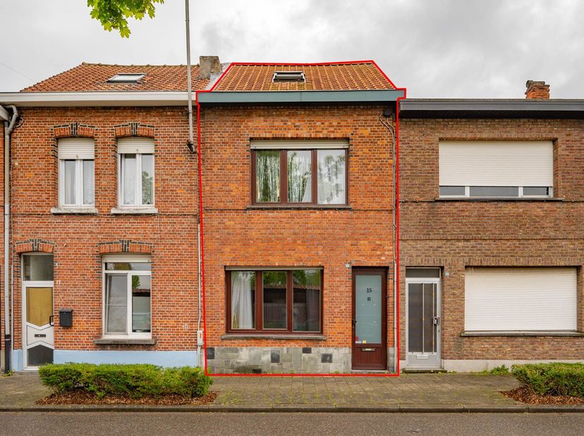 OP TE FRISSEN, RUSTIG GELEGEN GEZINSWONING <br />
 <br />
Perfect voor een gezin met 2 kinderen.  <br />
Met 1 grote slaapkamer, 1 kleinere slaapkamer