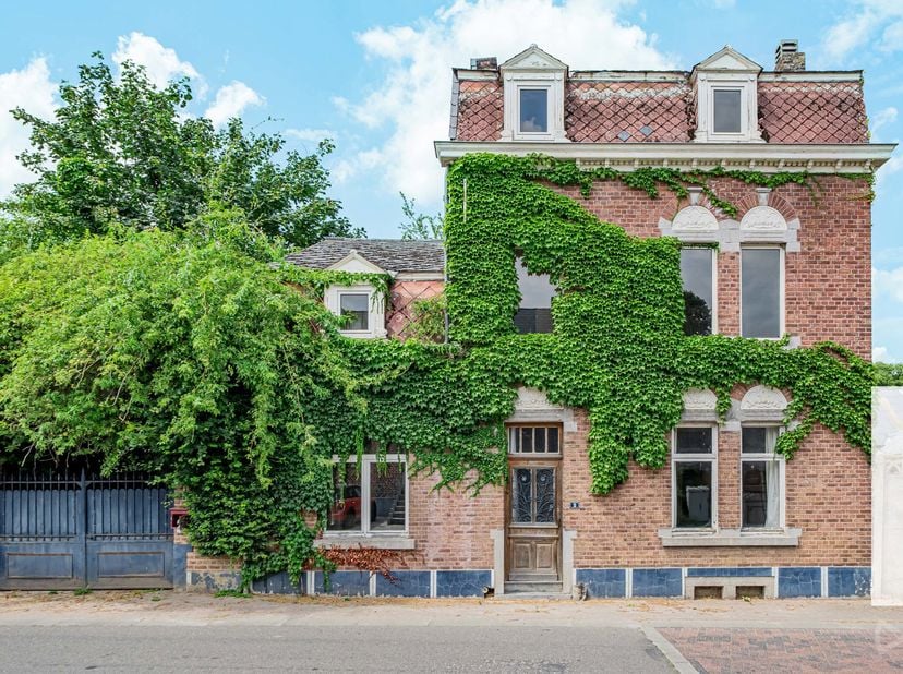 We Invest Hesbaye vous propose cette maison 4 façades à rénover, située à Trognée, dans un environnement calme. Avec ses beaux volumes et ses 6 chambr