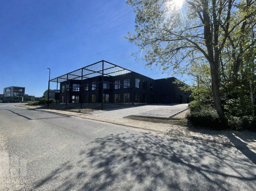 Kwalitatief en lichtrijk kantoor van 519 m² met 147 m² opslagruimte te huur op een uitstekende locatie nabij de R0 in Wemmel. Deze instapklare kantoor