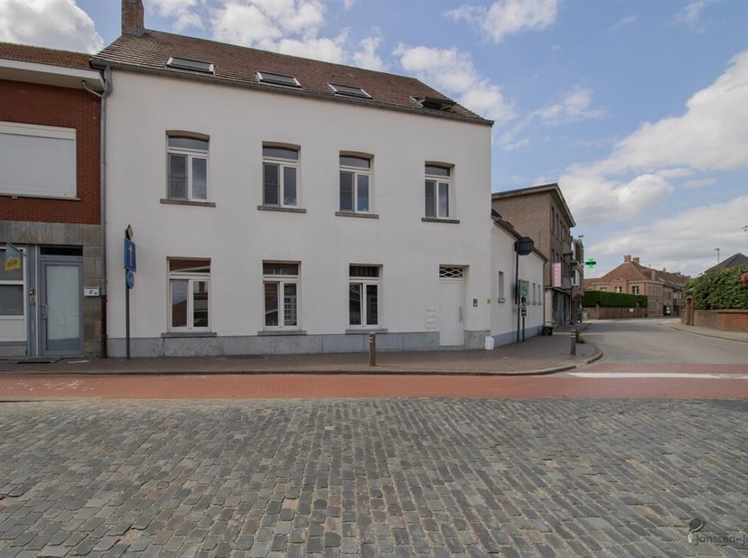Gelijkvloers appartement van 115 m² met tuintje en garage in centrum Gierle. <br />
Gezamenlijke inkomhal voor alle appartementen. <br />
Centraal gel