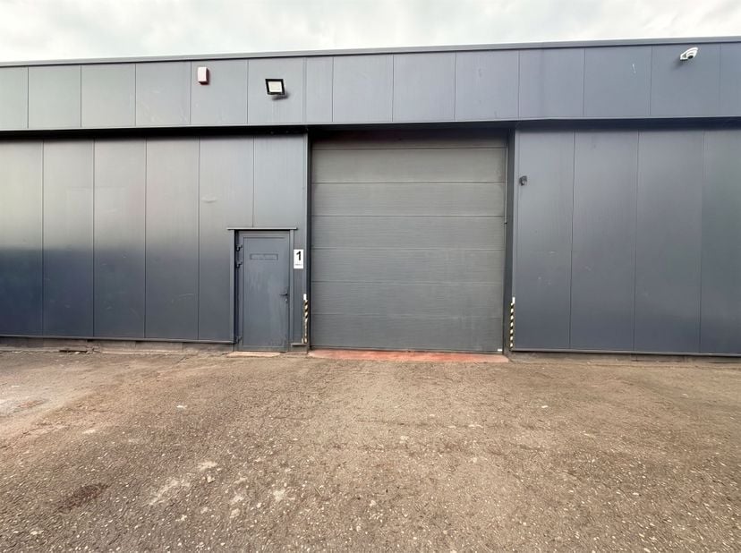 Loods te huur op toplocatie langs de Rijksweg in Maasmechelen<br />
Langs de Rijksweg in Maasmechelen, de belangrijke verbindingsweg tussen Maasmeche