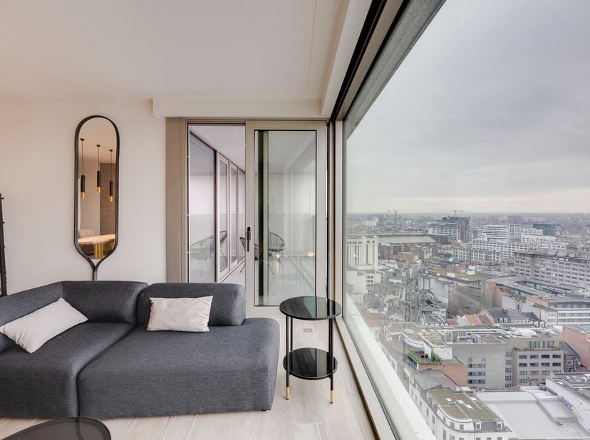 Ontdek dit exclusief en lichtrijk appartement gelegen op de 20ste verdieping van de iconische Antwerp Tower, in het hart van Antwerpen. Met een hoogwa