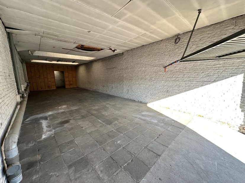 Dit perceel bouwgrond van ca 1 are biedt een uitstekende mogelijkheid voor de realisatie van een gesloten bebouwing. Momenteel bevindt zich een garage