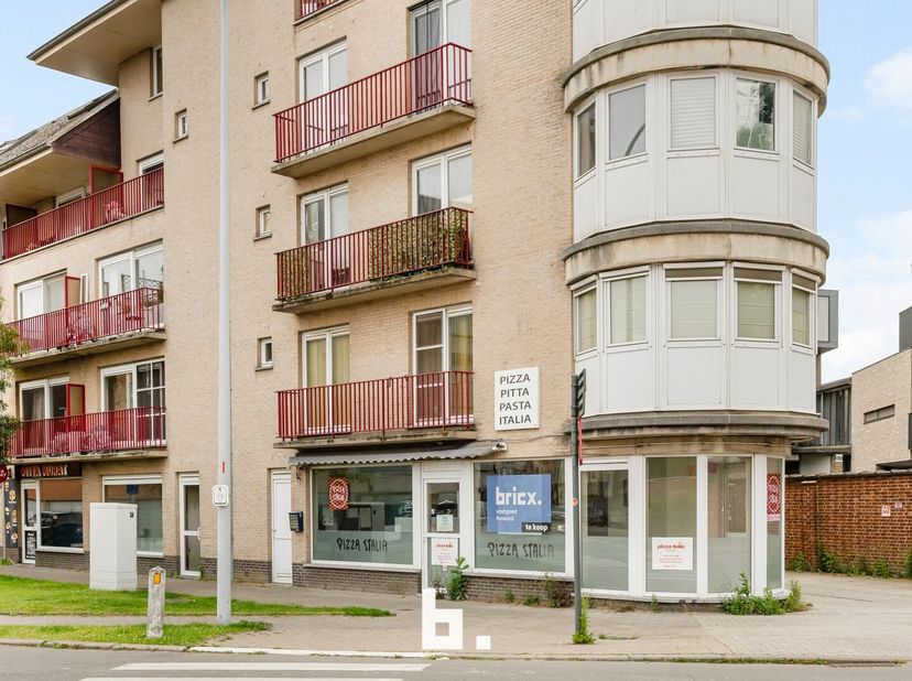 Dit handelspand is uitstekend gelegen in de Rijselstraat 47 te Roeselare, een levendige en goed bereikbare locatie met passage en visibiliteit. Dankzi