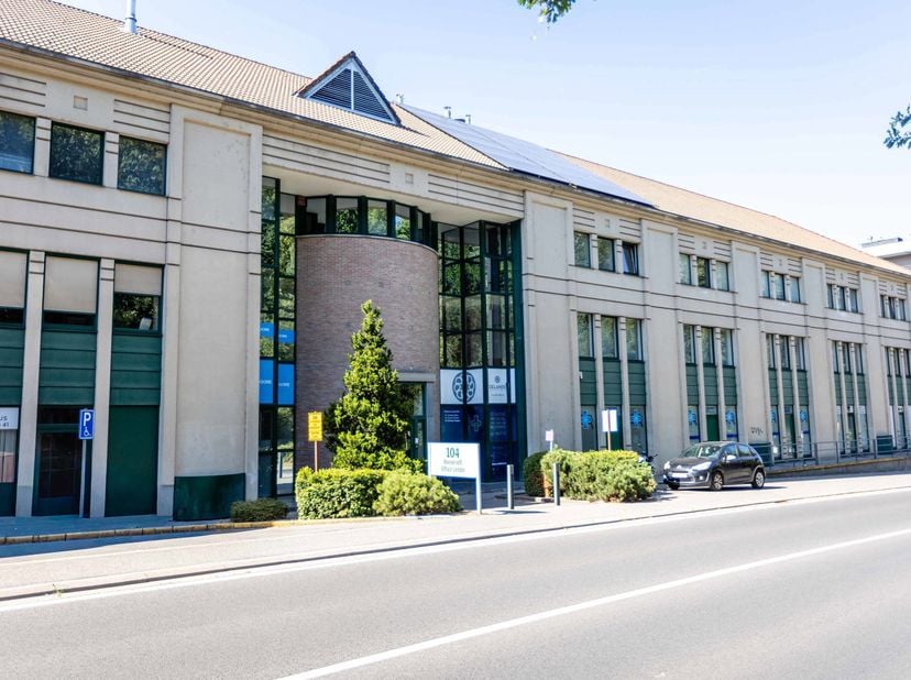 BUREAUX MEUBLÉS DE 70 M² AUX PAPETERIES DE GENVAL – ENVIRONNEMENT PROFESSIONNEL RECHERCHÉ<br />
LOCALISATION<br />
Situés au cœur du site emblématique