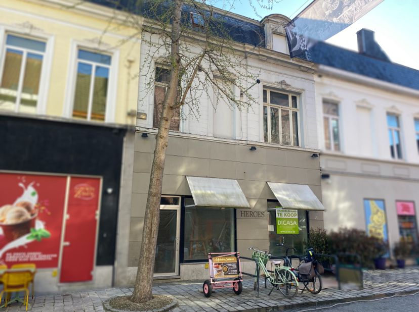 Bent u op zoek naar een commercieel pand op een strategische locatie, ideaal voor eigen gebruik of als slimme investering? Dan is dit handelspand in h