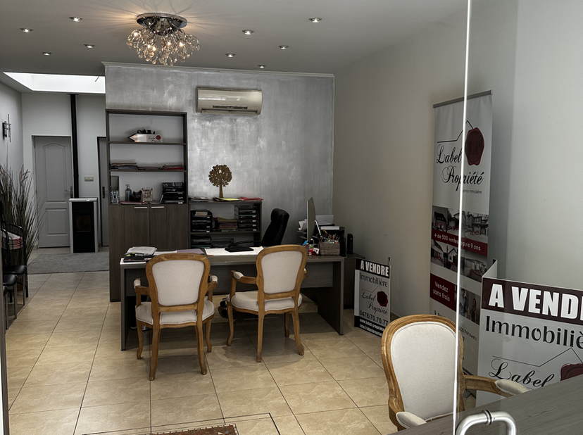 Situé en plein cœur du centre de Peruwelz, ce local commercial de 60 m² est un espace idéal pour démarrer ou développer votre activité. Profitez de l'