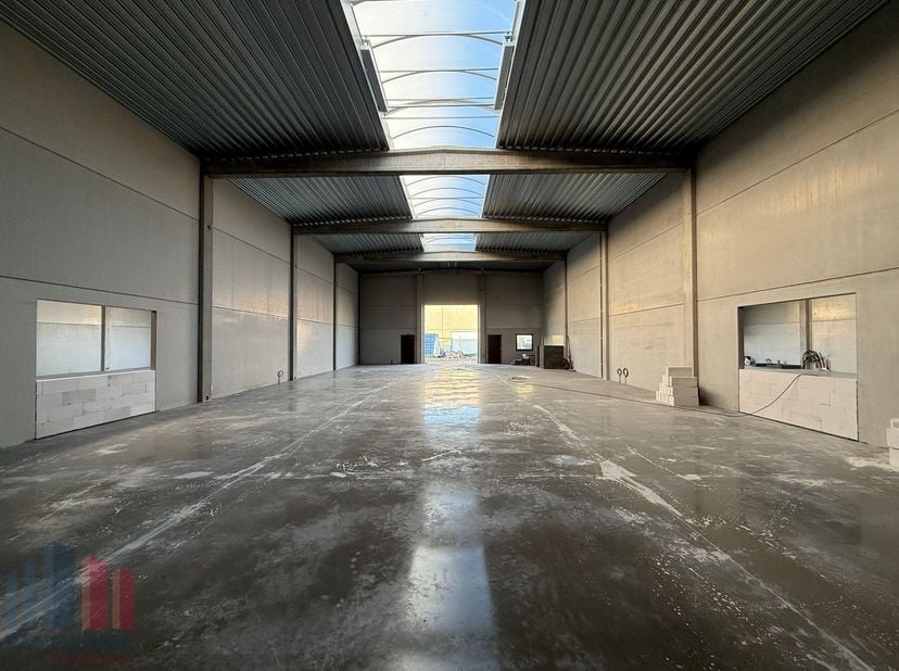 Op een strategische locatie in Evergem bevindt zich dit gloednieuwe bedrijfsgebouw met een totale oppervlakte van 567 m². De volledige opslagruimte va