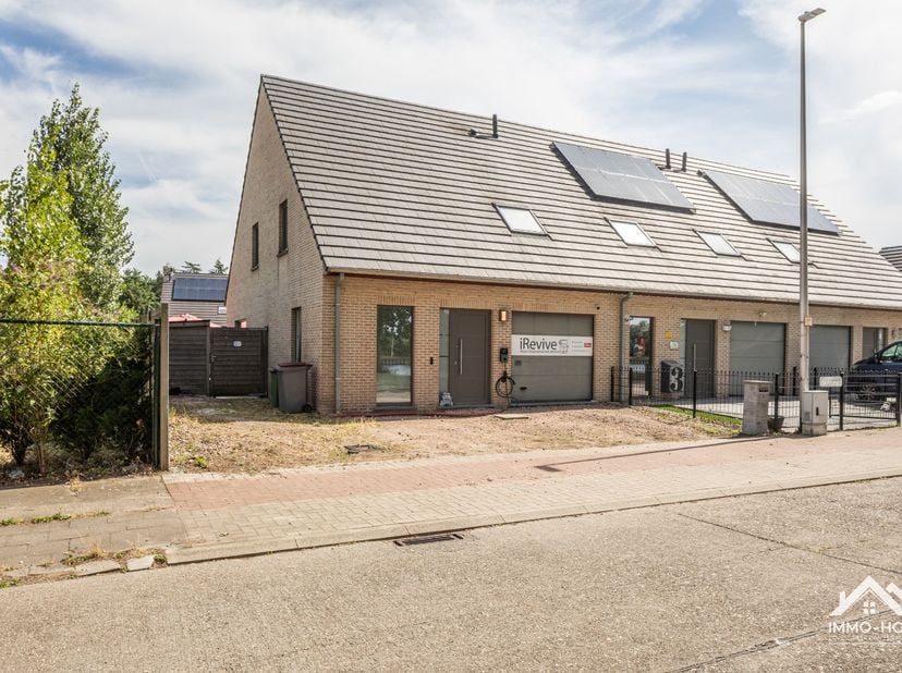 Deze halfopen bebouwing geniet van een bijzonder aantrekkelijke ligging langs het kanaal in Zelzate, met aan de overzijde een sfeervolle bomenrij die