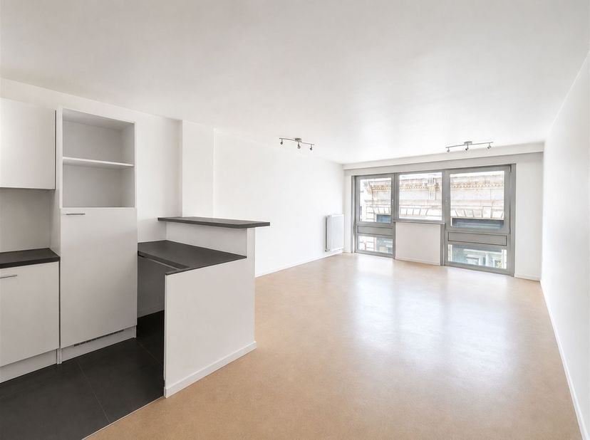 Lumineux appartement 2 chambres situé au deuxième étage et accessible par ascenseur et escalier.<br />
Situé au cœur de Malines, à distance de marche