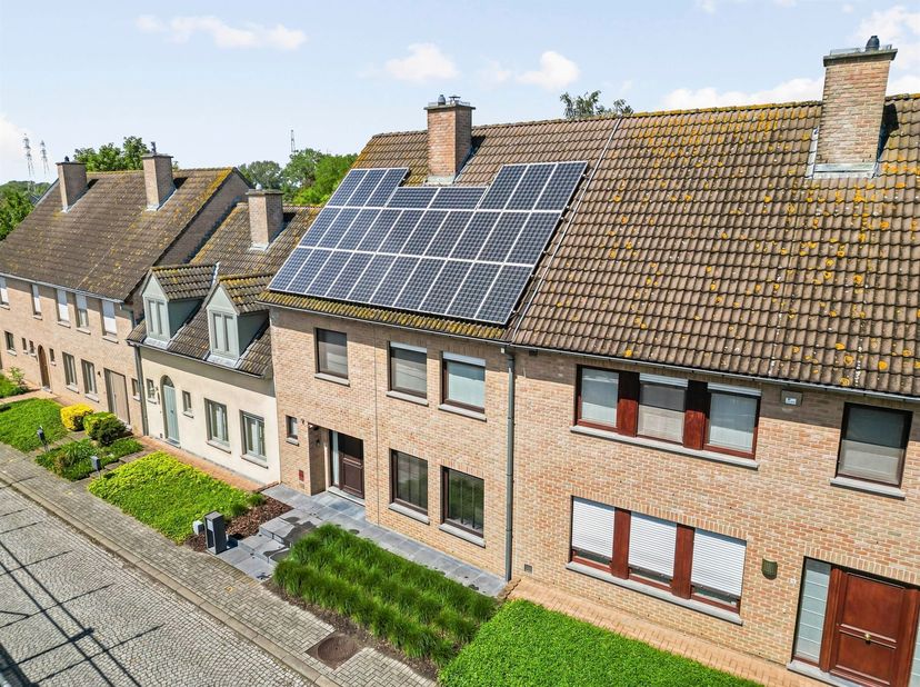 Cette maison prête à emménager à Kaster allie espace, confort et efficacité énergétique sur un terrain de 210 m². Avec une surface habitable de 194 m²