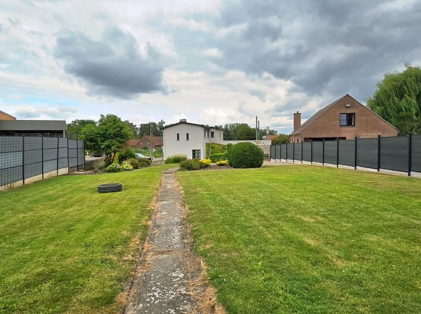 Voor info en bezichtiging : bel Benny 0475/25 01 72<br />
<br />
Op zoek naar een charmante woning met ruimte en talloze mogelijkheden?<br />
Deze vri