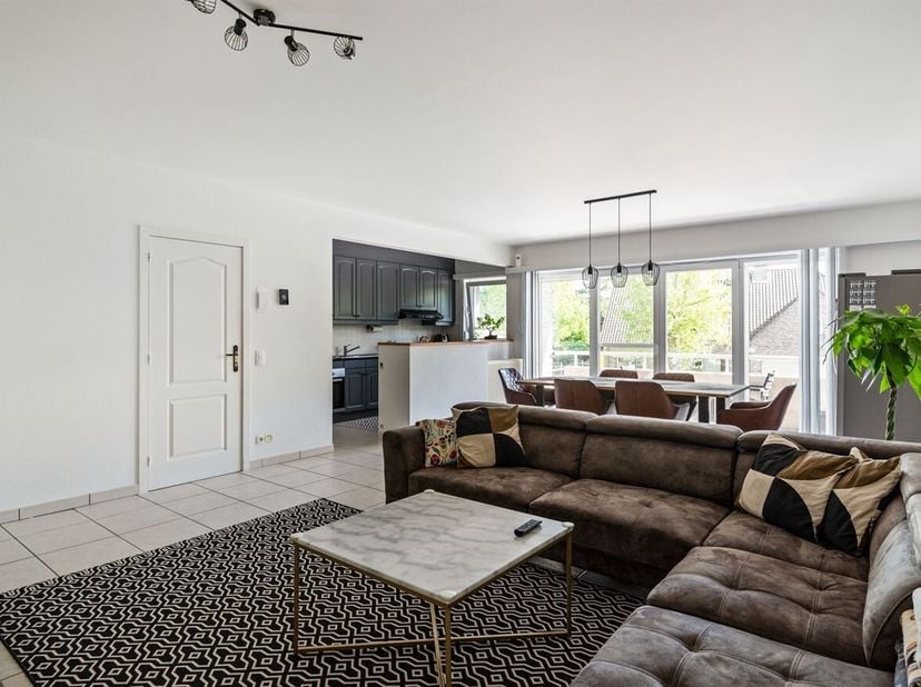 Ruim appartement met 3 slaapkamers en terras<br />
Dit appartement is gelegen op een centrale locatie met winkels, scholen, openbaar vervoer en belang
